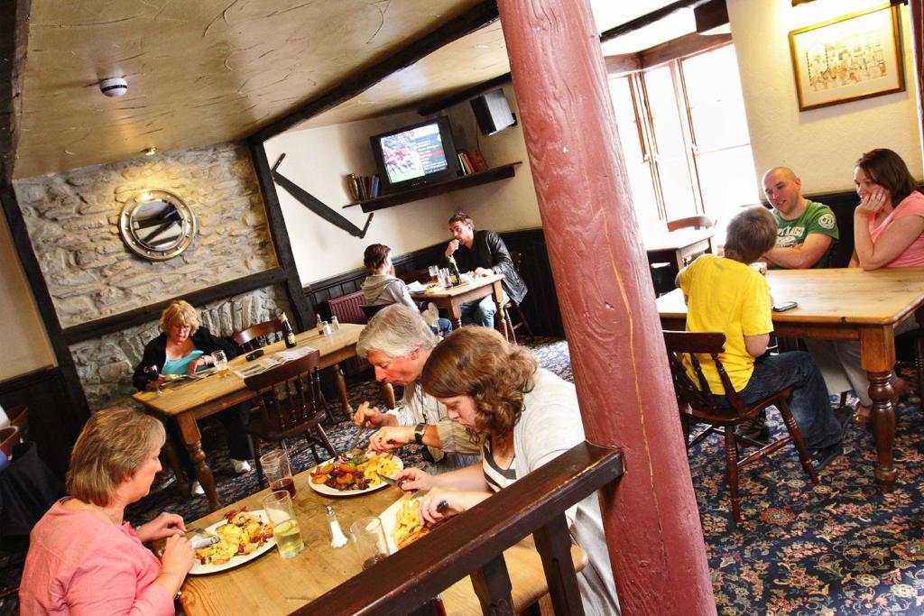 The Black Lion Royal Hotel Lampeter Zewnętrze zdjęcie